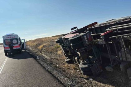 kontrolden-cikan-tir-devrildi-surucu-hafif-yaralandi