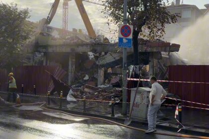 kontrolsuz-yikim-tehlike-sacti-bina-parcalari-caddeye-savruldu