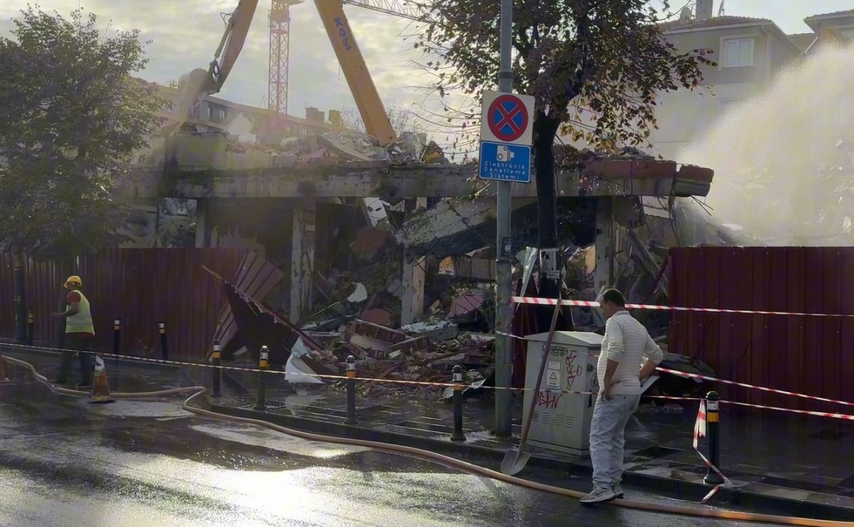 kontrolsuz-yikim-tehlike-sacti-bina-parcalari-caddeye-savruldu