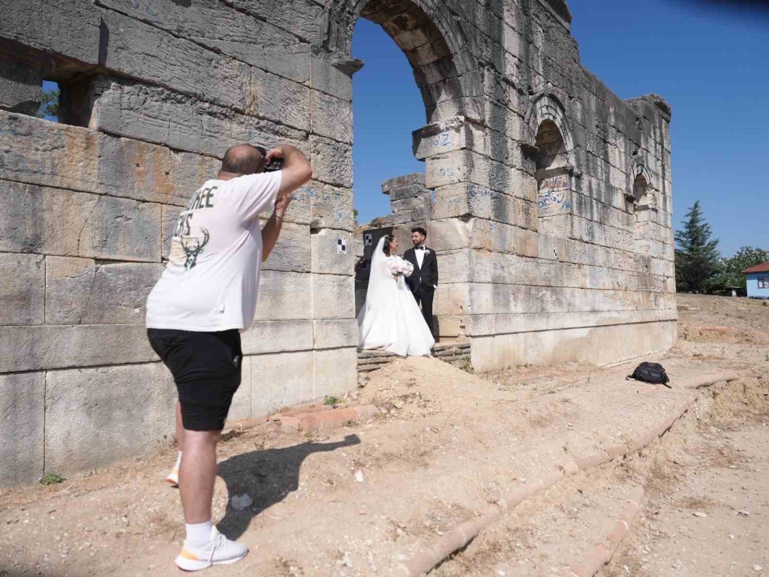 konuralp-antik-tiyatro-gelin-ve-damatlarin-mekani-oldu