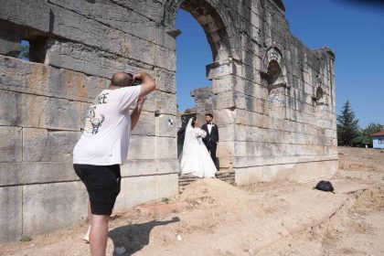 konuralp-antik-tiyatro-gelin-ve-damatlarin-mekani-oldu