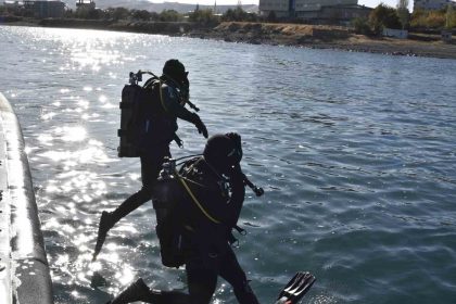 kurbaga-adamlar-ve-deniz-polisi-van-golunde-kacakcilara-goz-actirmiyor