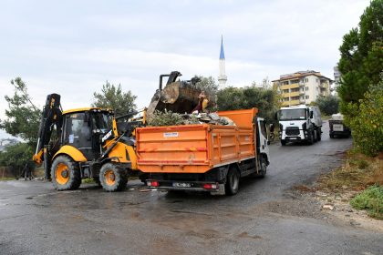 kusadasinda-metruk-binanin-cevresindeki-atiklar-temizlendi