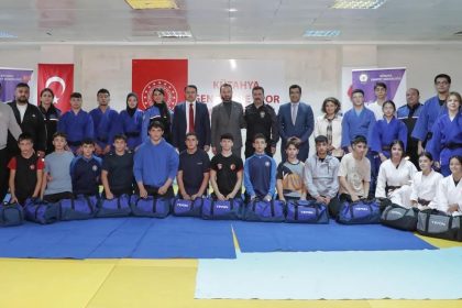 kutahyada-judo-ve-gures-branslarinda-egitim-alan-ogrencilere-spor-malzemesi-destegi