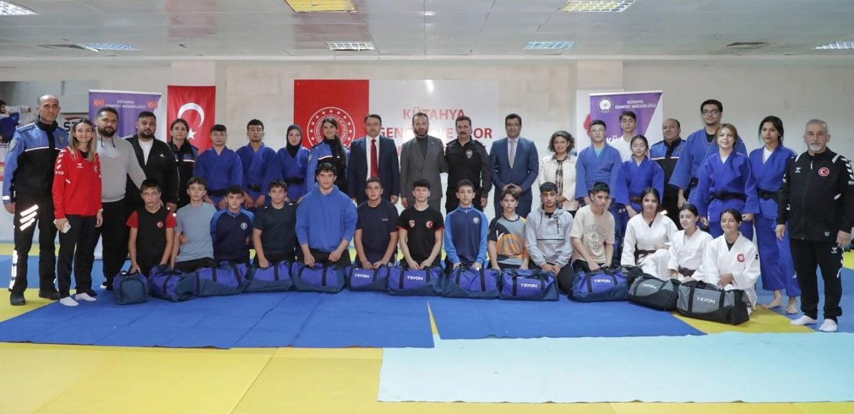 kutahyada-judo-ve-gures-branslarinda-egitim-alan-ogrencilere-spor-malzemesi-destegi