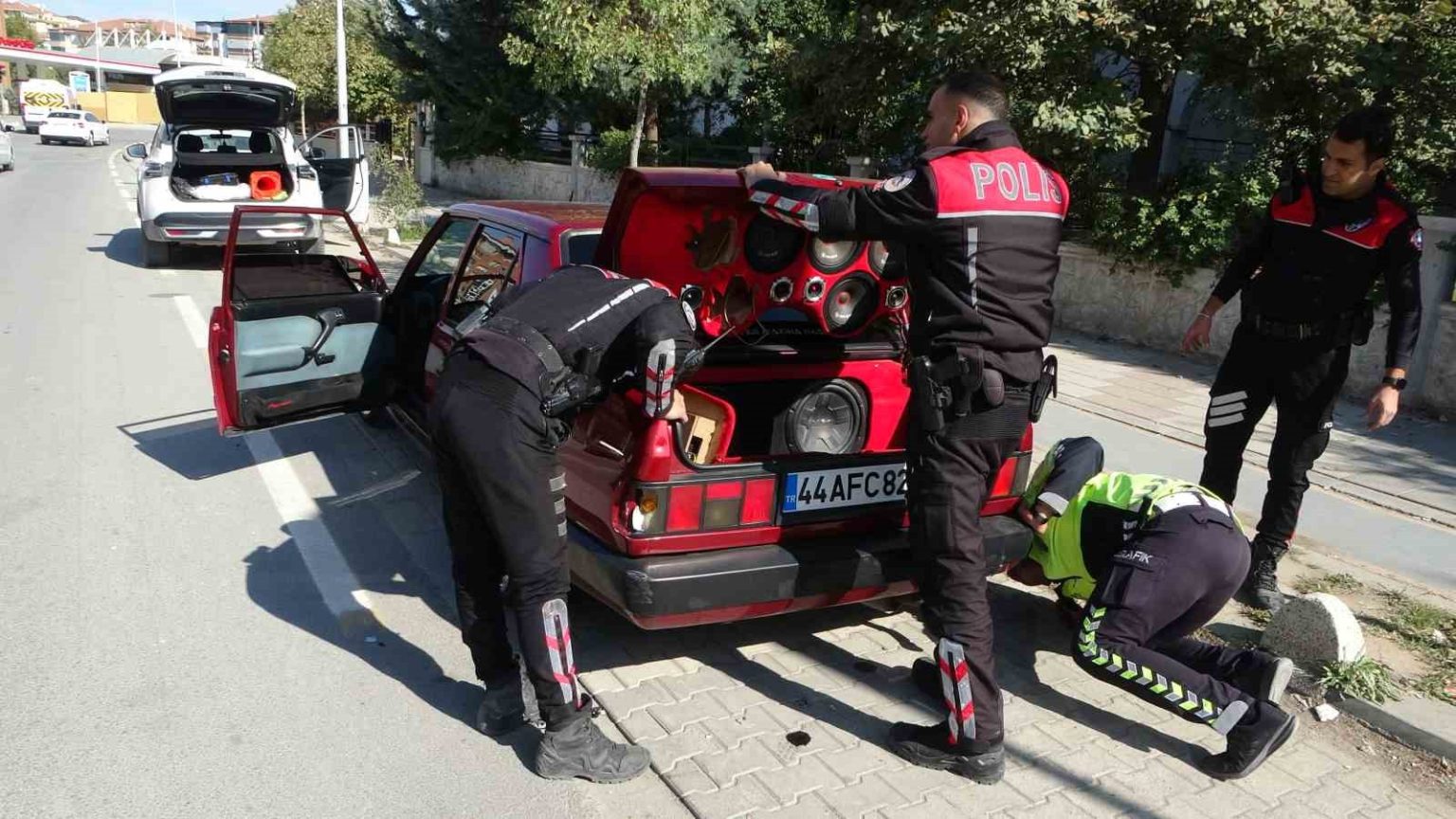 malatyada-polisin-dur-ihtarina-uymayan-aracta-uyusturucu-ele-gecirildi