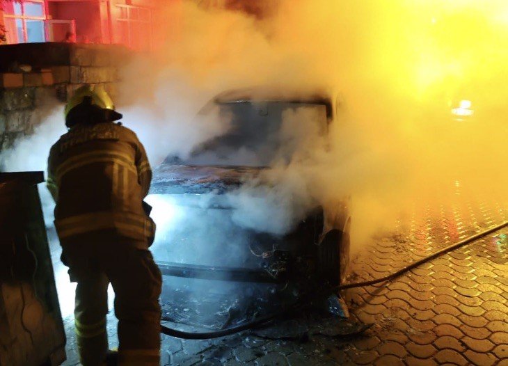 manyasta-park-halindeki-arac-alev-alev-yandi