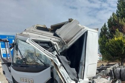 meyve-yuklu-tir-devrildi