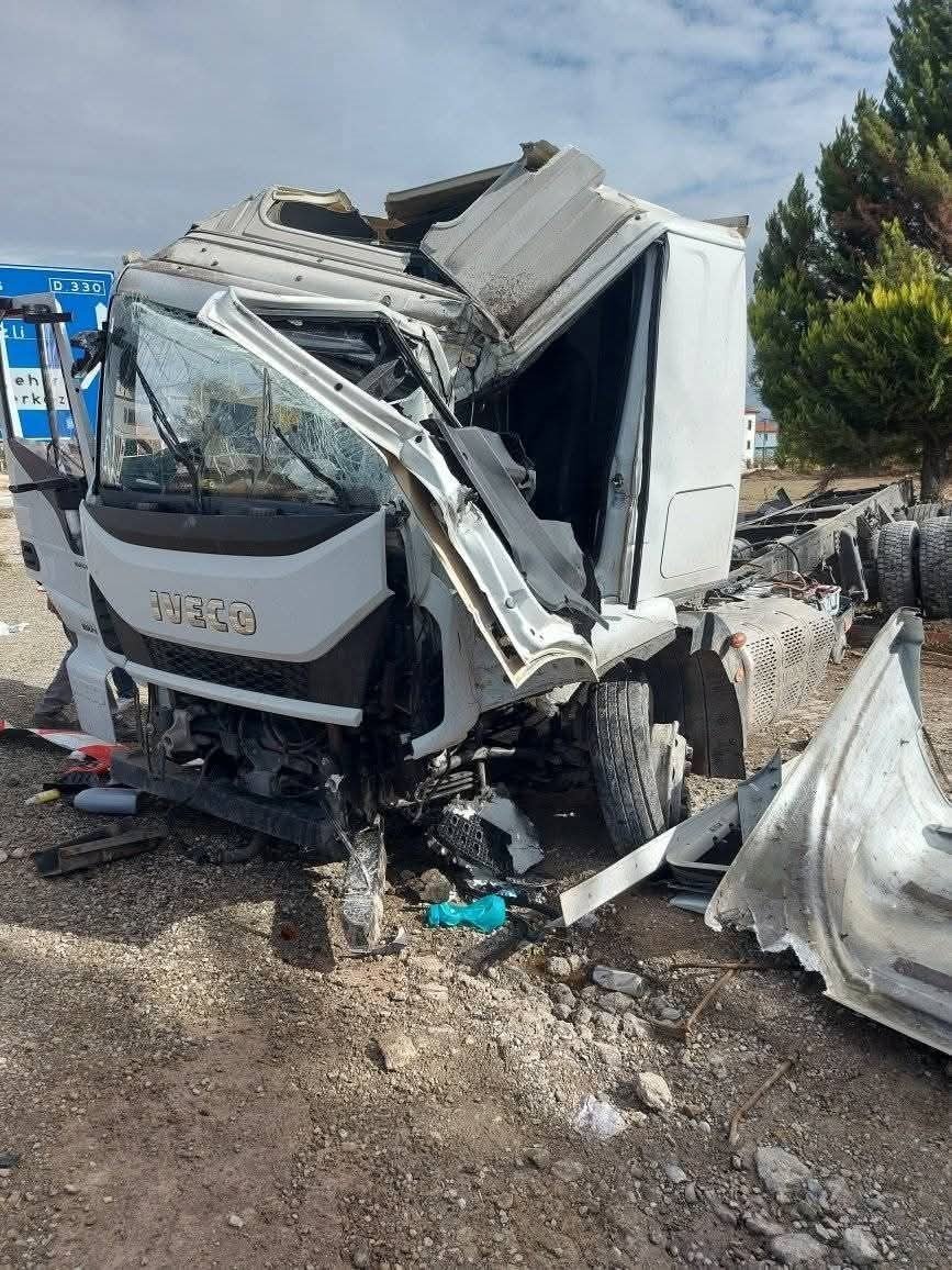 meyve-yuklu-tir-devrildi