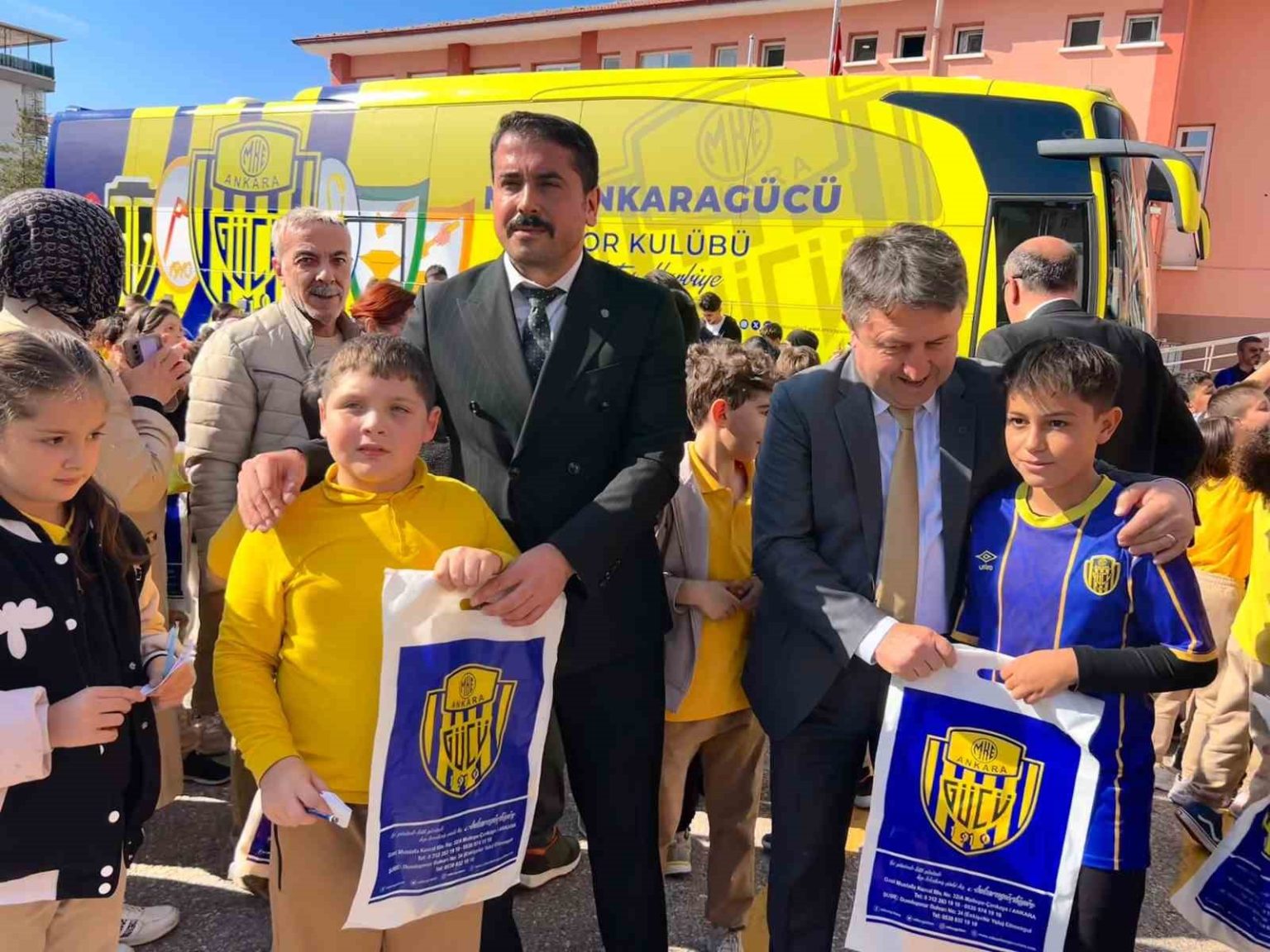 mke-ankaragucu-yoneticileri-ve-sporculari-ogrencilerle-bir-araya-geldi