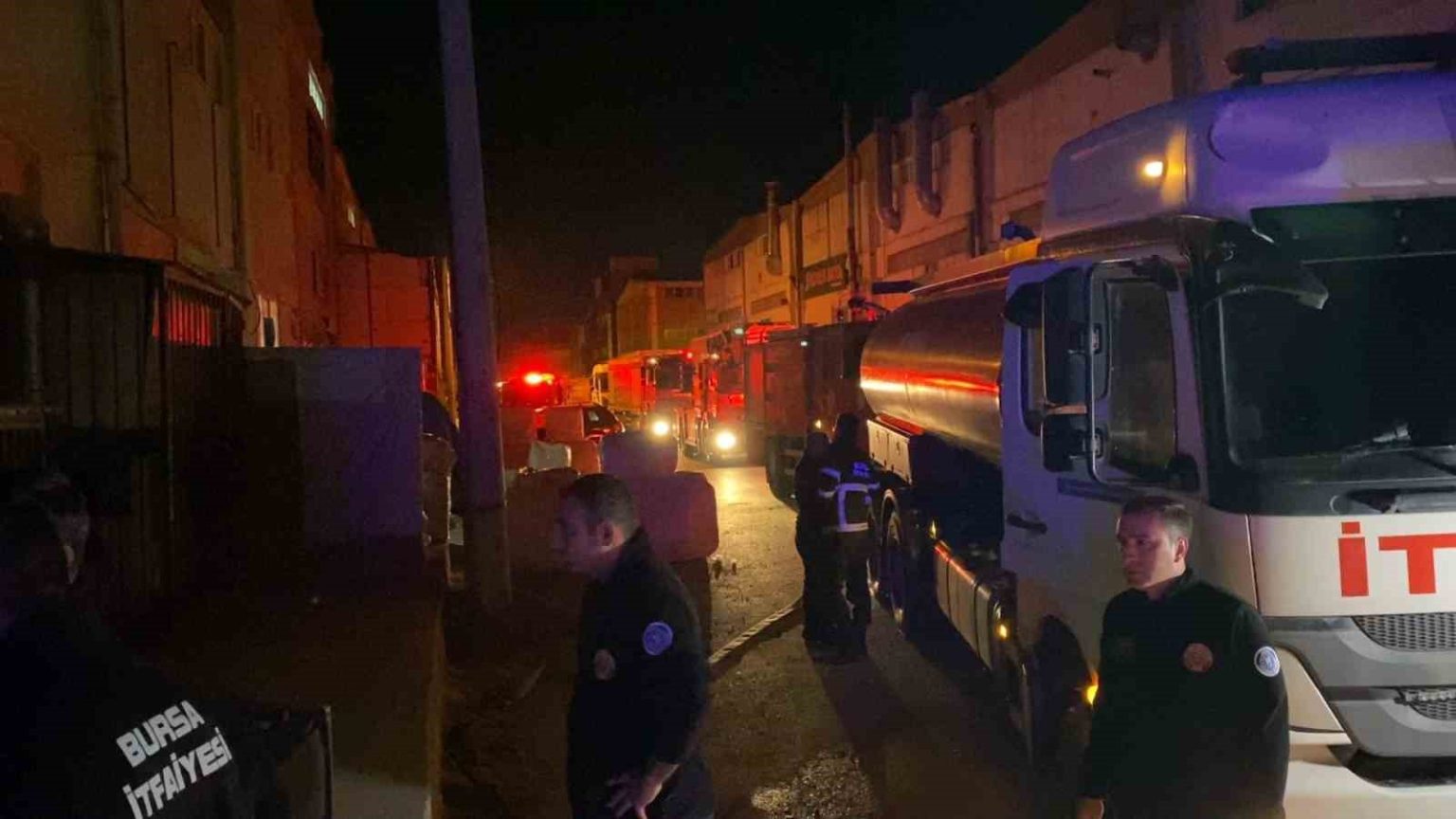 mobilya-imalathanesinde-korkutan-yangin