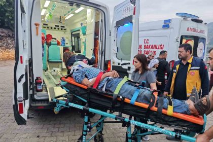 nazillide-kamyonet-ucuruma-yuvarlandi-3-yarali