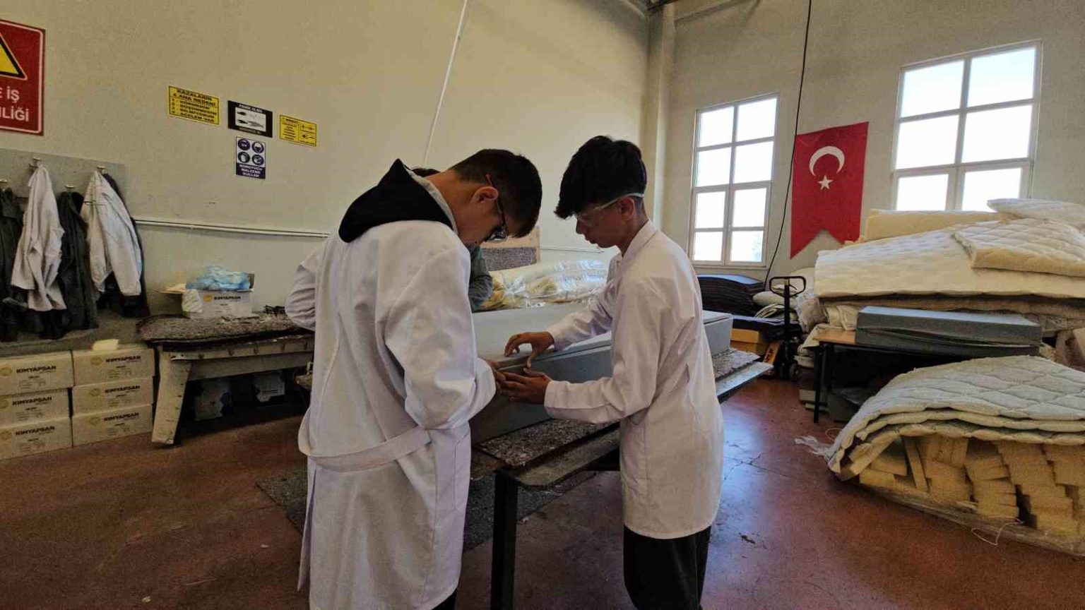 ogrencilerden-gazzeye-yardim-eli-okulda-yaptiklari-yataklari-gazzeye-gonderdi