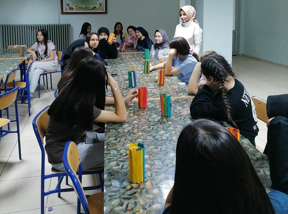 okul-pansiyonunda-atik-kagit-ve-muhtelif-ambalajdan-aksesuar-yapimi-kursu