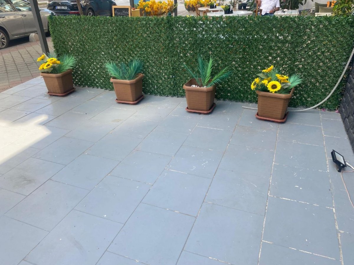 once-is-yerini-kontrol-etti-sonra-yapay-cicekleri-caldi