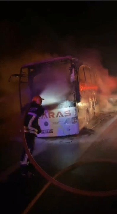 osmaniyede-seyir-halindeki-yolcu-otobusu-alev-alev-yandi