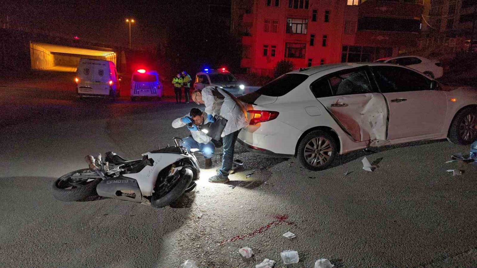polisten-kacan-motosiklet-otomobile-carpti-2-yarali