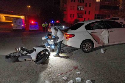 polisten-kacan-motosiklet-otomobile-carpti-2-yarali