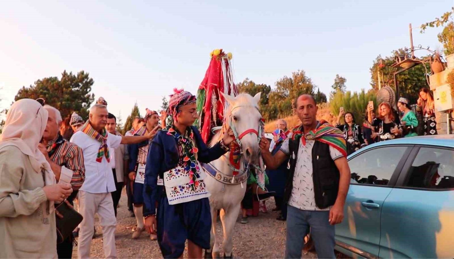 profesorle-docent-yoruk-kiyafetiyle-koy-dugunu-yapti