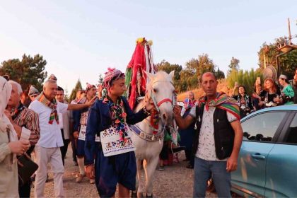 profesorle-docent-yoruk-kiyafetiyle-koy-dugunu-yapti