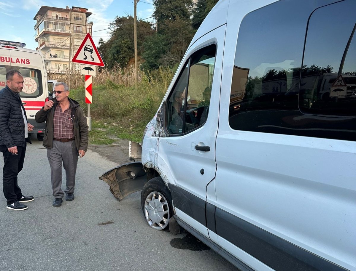 rizede-okul-servisi-ile-kamyonet-carpisti