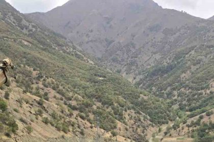 semdinlide-ucuruma-dusen-kamyonu-askeri-vinc-kurtardi