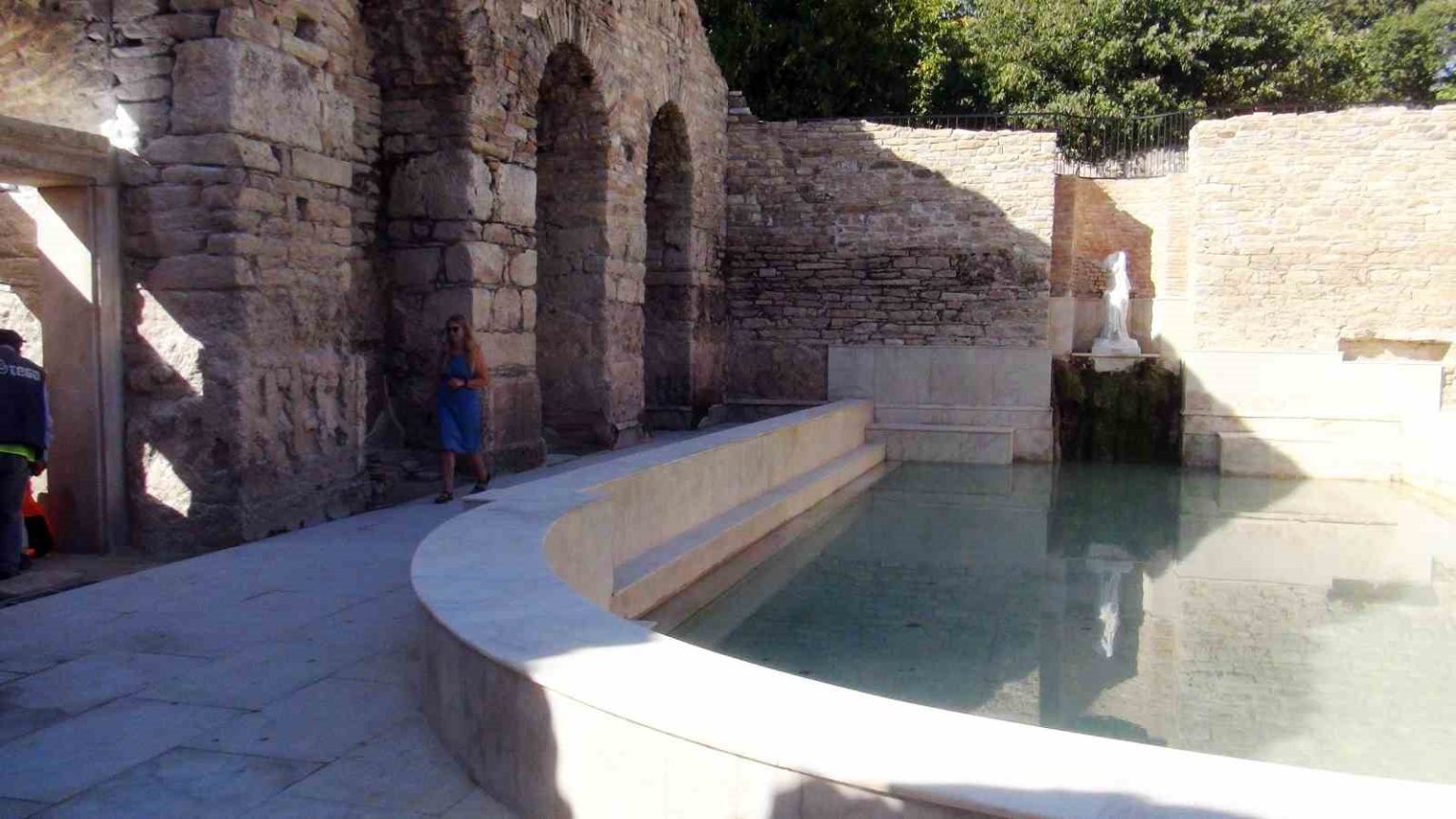 stratonikeia-antik-kentindeki-roma-hamamina-ziyaretci-akini