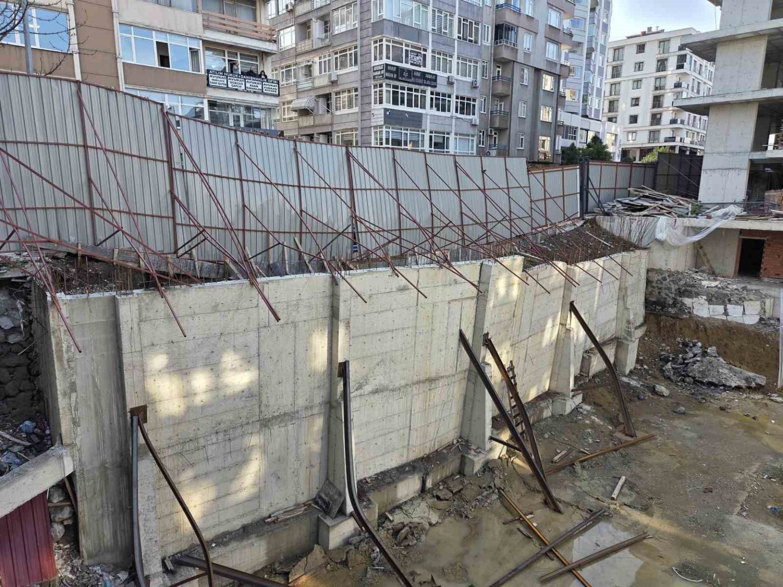 temel-kazisinda-kaldirim-coktu-yol-yaya-ve-arac-trafigine-kapatildi