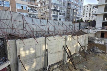 temel-kazisinda-kaldirim-coktu-yol-yaya-ve-arac-trafigine-kapatildi