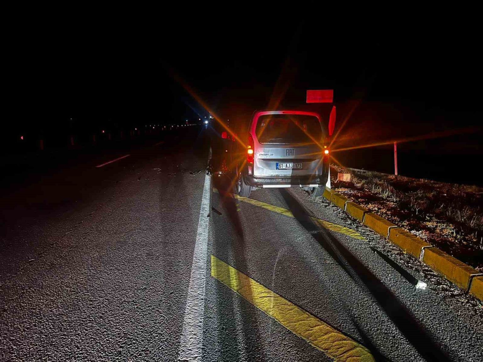 tirla-hafif-ticari-aracin-carpistigi-kazada-2-kisi-yaralandi