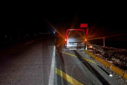 tirla-hafif-ticari-aracin-carpistigi-kazada-2-kisi-yaralandi