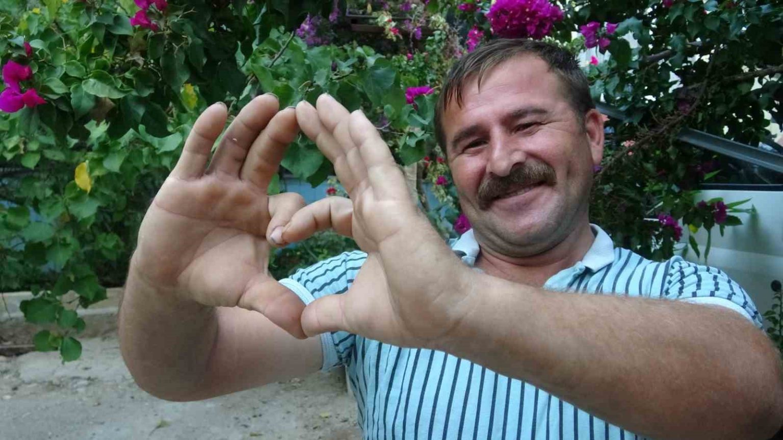 ucaga-valizleri-yuklerken-sempatik-tavirlariyla-meshur-oldu-o-anlar-milyonlarca-kez-izlendi