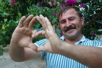 ucaga-valizleri-yuklerken-sempatik-tavirlariyla-meshur-oldu-o-anlar-milyonlarca-kez-izlendi