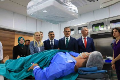 vali-idris-akbiyik-bodrum-devlet-hastanesinde-anjiyografi-unitesini-inceledi