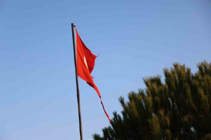 yirtilan-turk-bayragi-degistirilecegi-gunu-bekliyor