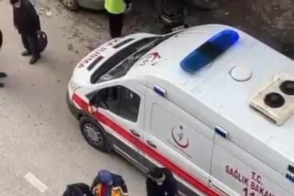 yolun-ortasinda-yatan-kadin-sinir-krizi-gecirdi