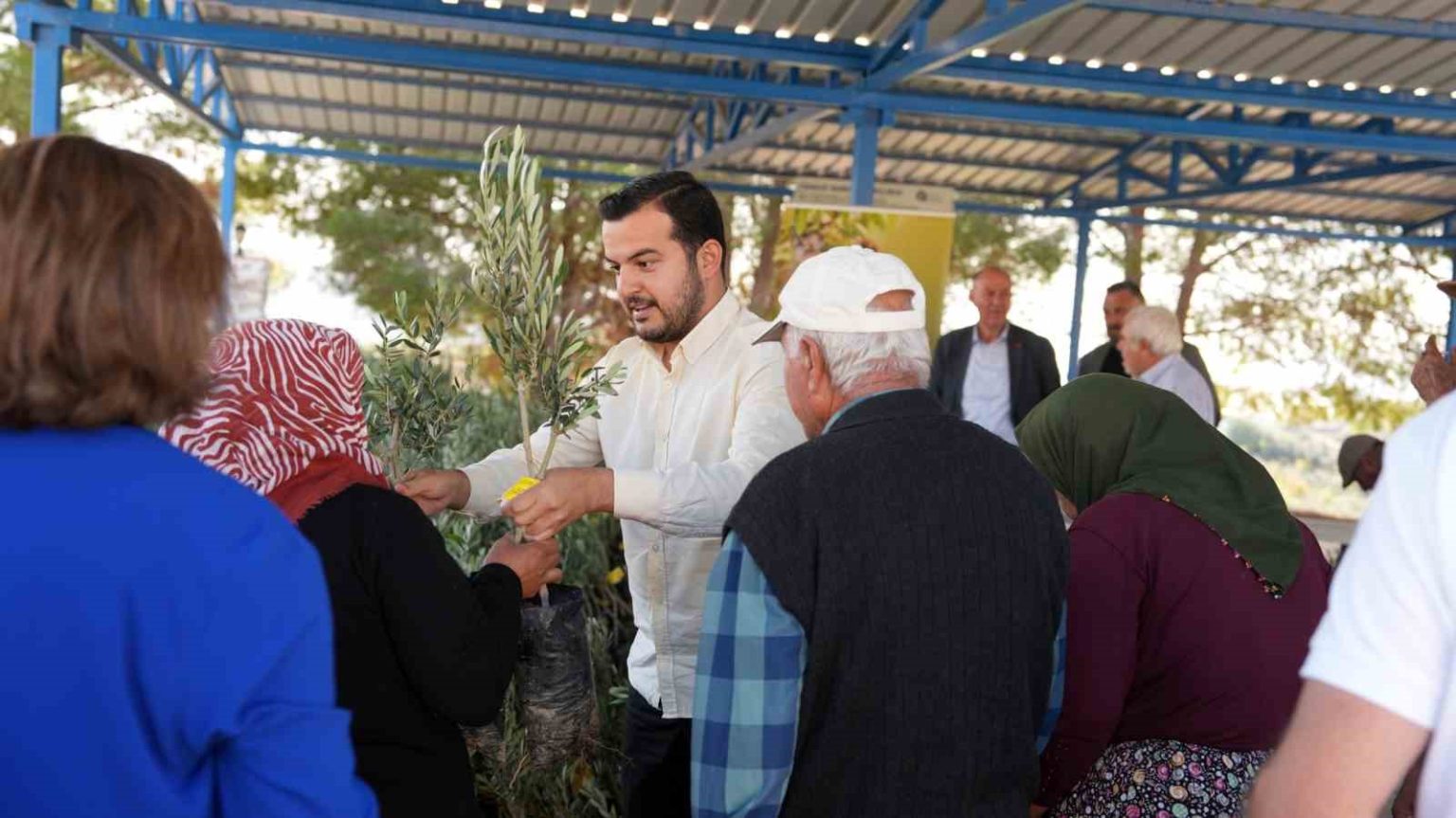 alanyadaki-yangin-bolgesinde-3-bin-400-zeytin-fidani-bahce-sahiplerine-dagitildi