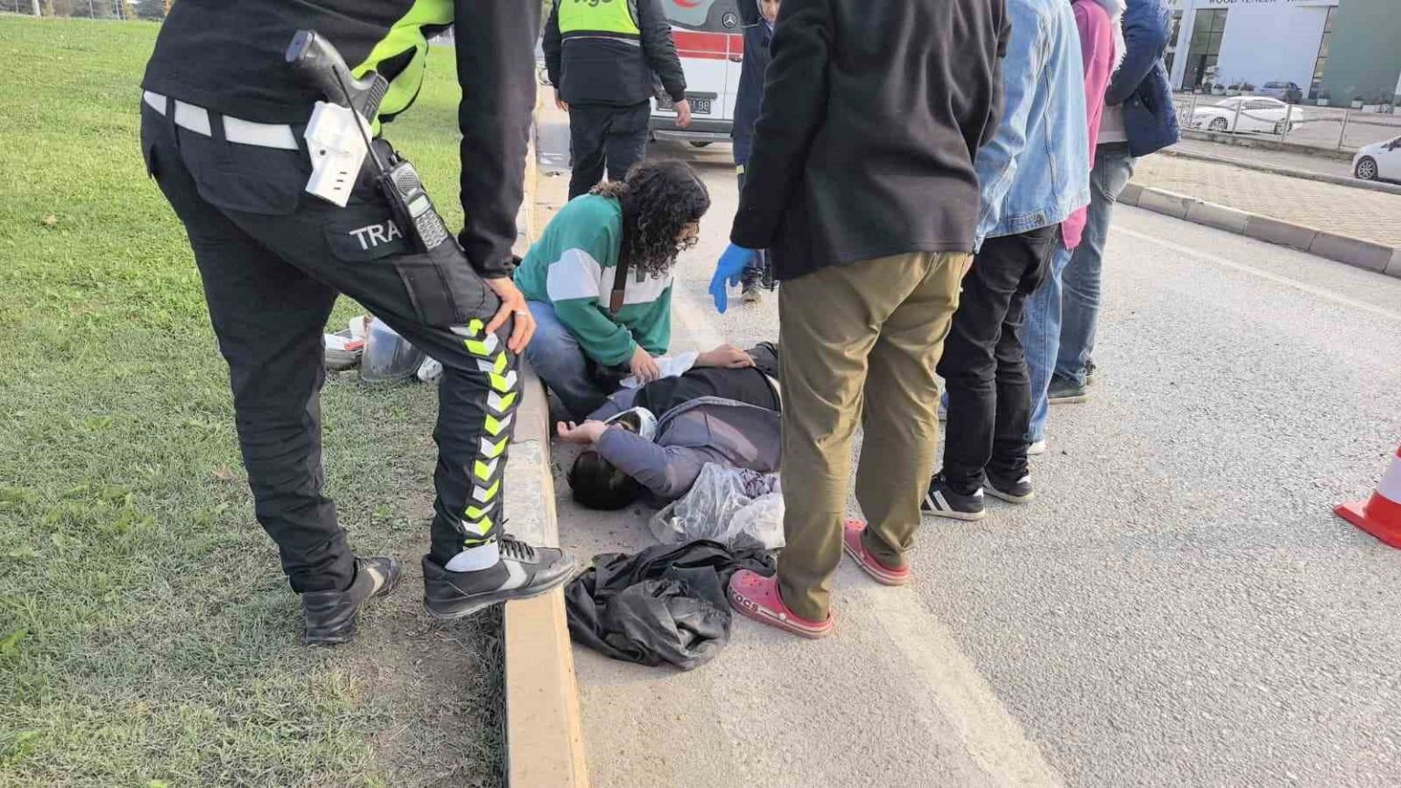 arabaya-baglanip-iple-cekilen-motosiklet-kaldirima-savruldu-1-yarali