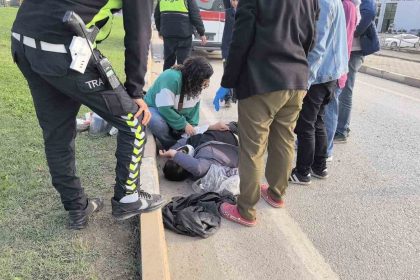 arabaya-baglanip-iple-cekilen-motosiklet-kaldirima-savruldu-1-yarali