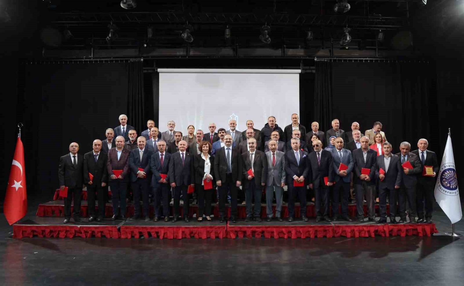 ataturk-universitesinde-kurumsal-vefa-ve-hizmet-odulleri-ile-emek-ve-vefaya-vurgu