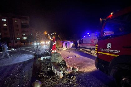 aydinlatma-diregine-carpan-otomobilin-takla-attigi-anlar-kameraya-yansidi