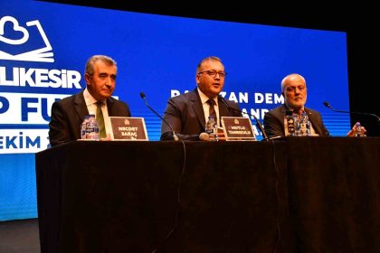 balikesir-kitap-fuarinda-medya-siyaset-ve-edebiyat-ruzgari-esti