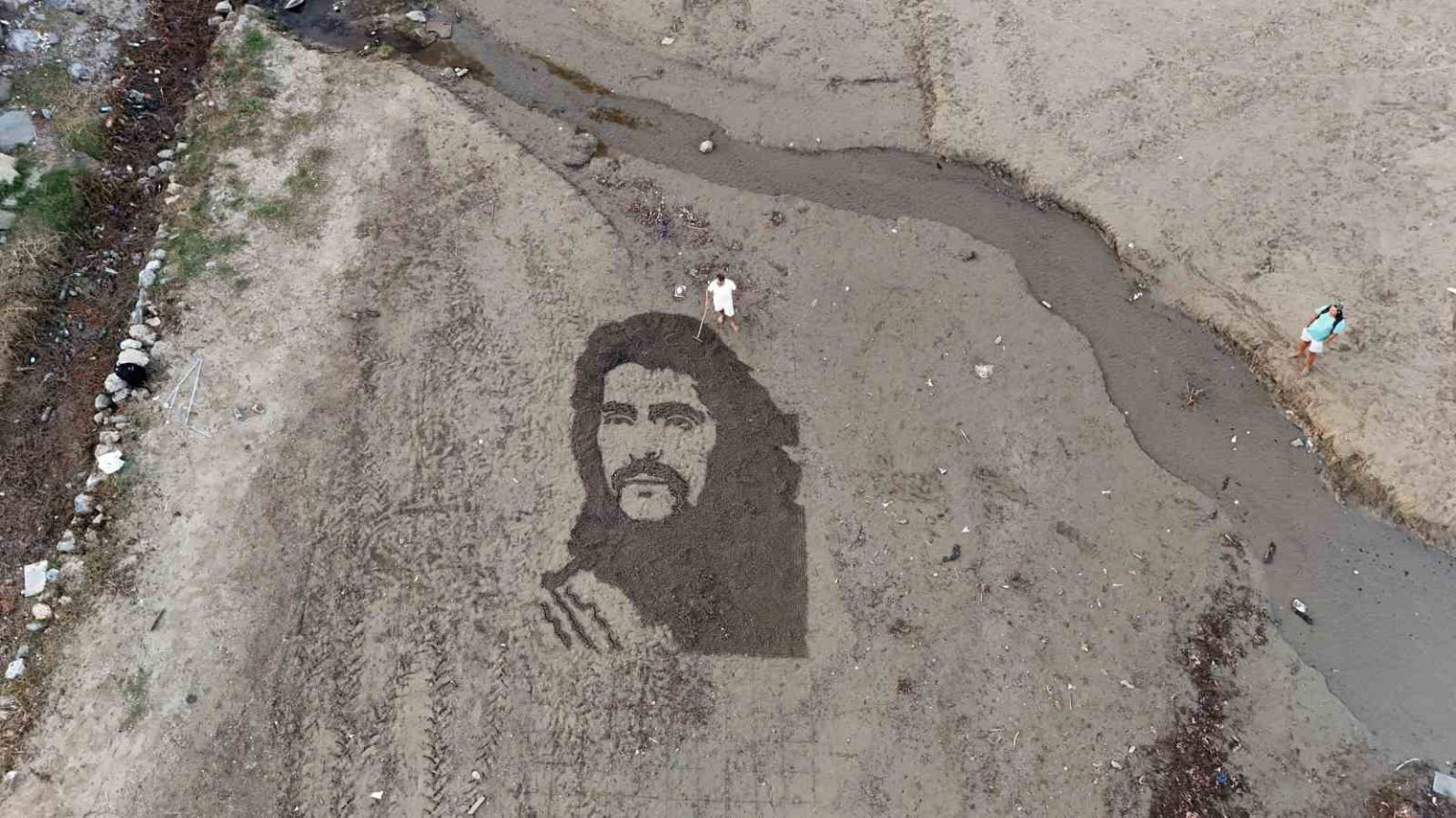 baris-manconun-resmini-tirmikla-alanya-sahillerine-isledi