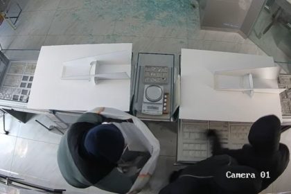 basaksehirde-avm-icindeki-kuyumcu-4-dakikada-soyuldu