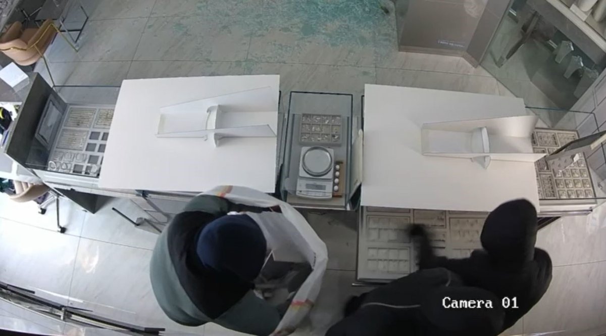 basaksehirde-avm-icindeki-kuyumcu-4-dakikada-soyuldu