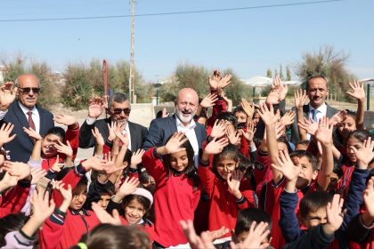 baskan-colakbayrakdar-mutlu-cocuklar-guclu-ve-buyuk-turkiyenin-teminatidir