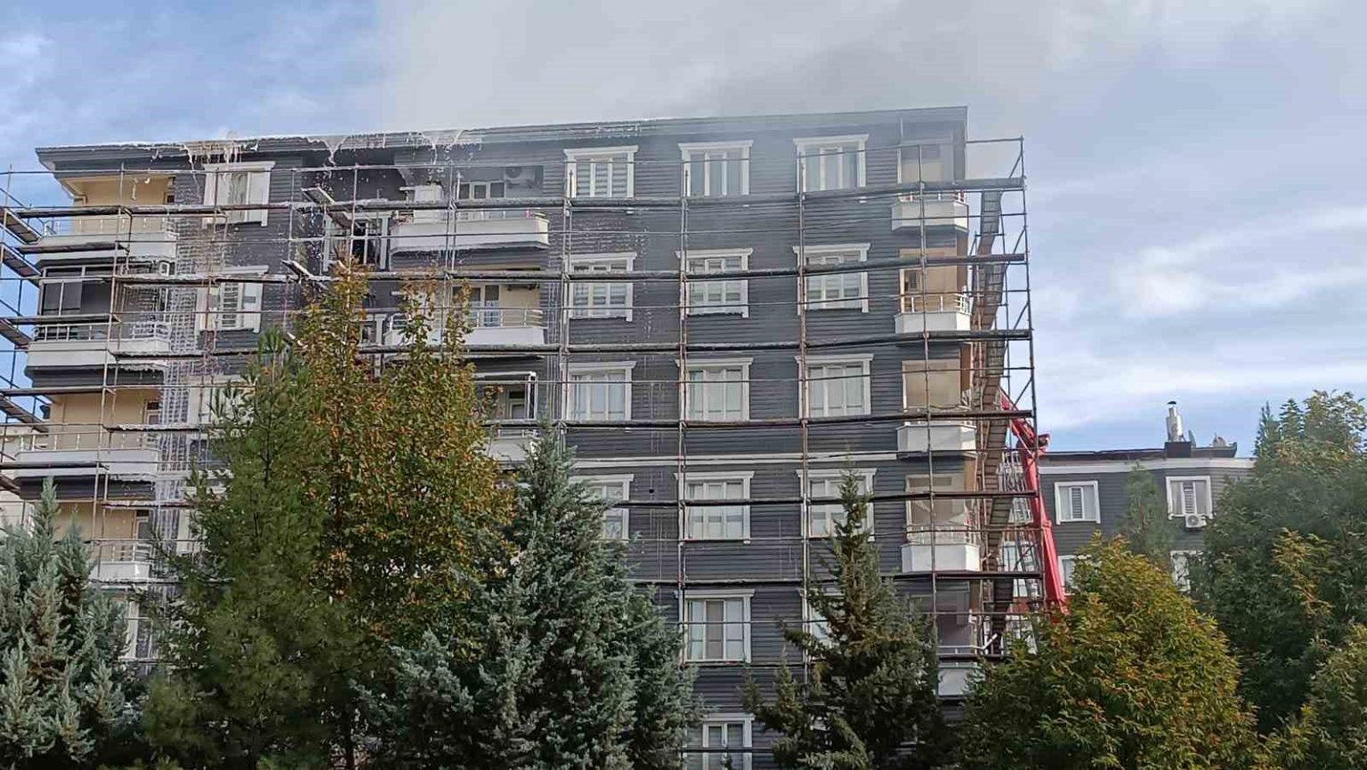 batmanda-cati-katinda-korkutan-yangin