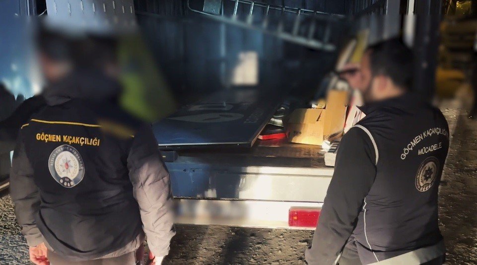 bitliste-12-duzensiz-gocmen-yakalandi-2-organizator-tutuklandi