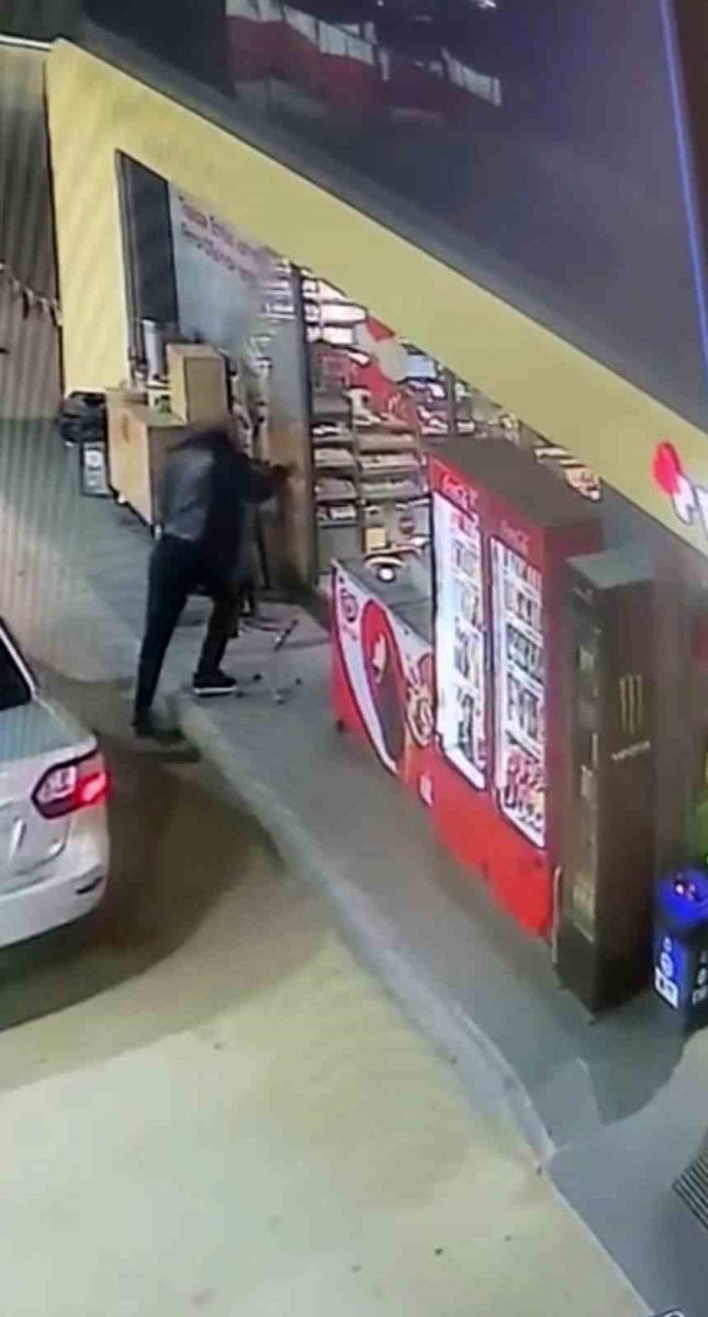 cam-kapiyi-fark-etmedi-kafasini-carpip-yere-savruldu