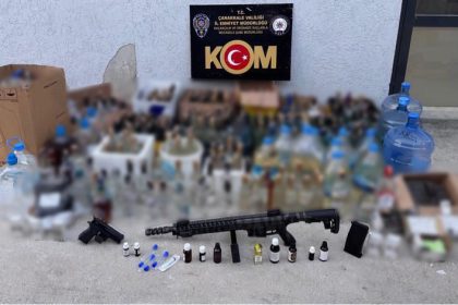 canakkalede-kacakcilikla-mucadele-operasyonu-cok-sayida-sahte-alkol-ve-kacak-silah-yakalandi